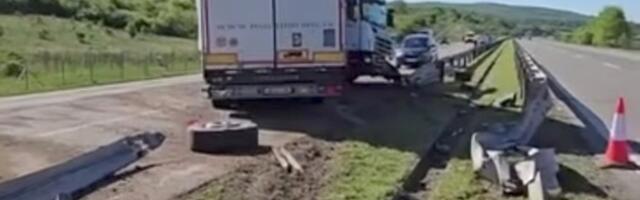 Šleper probio zaštitnu ogradu i završio u suprotnom smeru (video)