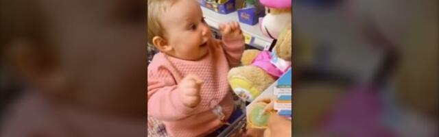 Beba se trese od uzbuđenja zbog nove igračke (VIDEO)