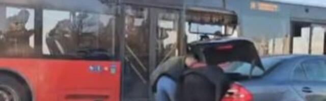 Udes autobusa i automobila na Autokomadi (VIDEO)