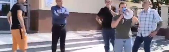 Protest protiv nastavnice i SNS aktivistkinje koja je pretila silovanjem dece (VIDEO)