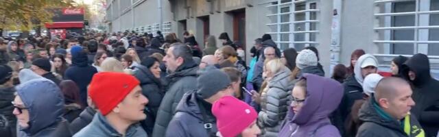 Protest roditelja i učenika ispred Pete beogradske gimnazije zbog izmeštanja nastave