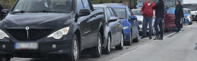 STRAVIČAN LANČANI SUDAR NA PUTU: Vatrogasac poginuo kada je stao da pomogne povređenima!