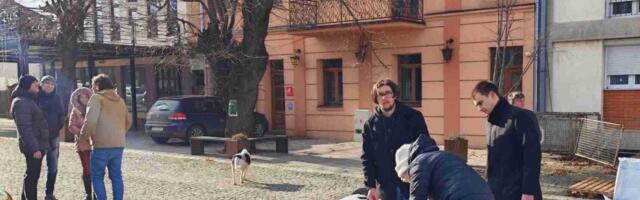 Ni plajvaz nemaju, a hoće da vode državu: Blokaderi organizovali potpisivanje bez hemijski - građani ih isprozivali (VIDEO)