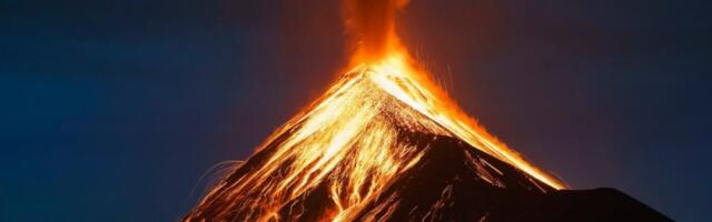 Lava šiklja 100 metara uvis: Vulkanska zver se probudila u gluvo doba noći (FOTO/VIDEO)