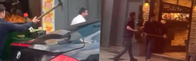 RAZBOJNICI POJURILI ROŠTILJDŽIJU SA PIJUKOM I LOPATOM NASRED ULICE! Uznemirujući incident zabeležen na kameri, sve se odigralo naočigled prolaznika (VIDEO)