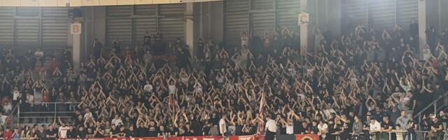 Delije stigle u Čair: Pogledajte doček igrača Zvezde u pohodu na šestu uzastopnu „Žućkovu levicu” (VIDEO)