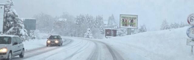 Veje kao usred zime: Deo Srbije okovan snegom (FOTO)