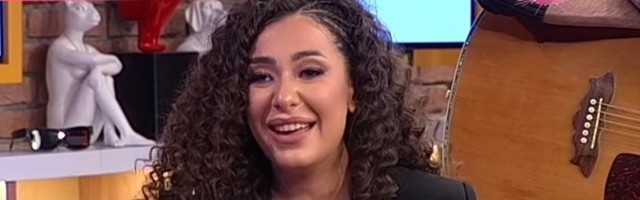 (FOTO) URAGANKA SE SKINULA U TOPLES I PREPUSTILA SE NJEMU: Odmah pokazala REZULTAT, javnost na nogama!