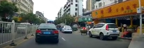 Iznenadna eksplozija automobila na jednoj kineskoj ulici