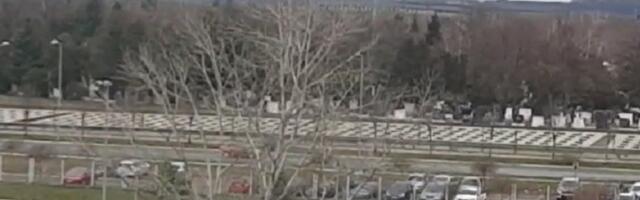 Građani uznemireni: Primorani da gledaju u groblje (VIDEO)