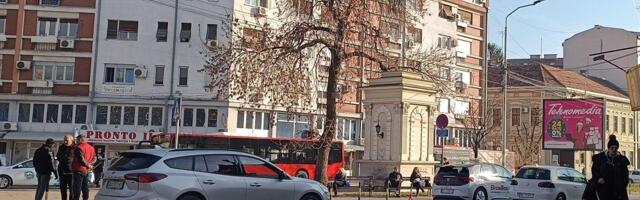 Taksi udario pešaka na Trgu Pavla Stojkovića u Nišu