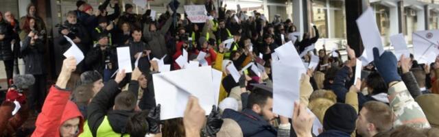 ŠOLAKOVCI POKUŠAVAJU DA "OPERU" STUDENTE BLOKADERE, ALI SNIMCI IH DEMANTUJU: Cilj je građanski rat! (VIDEO)