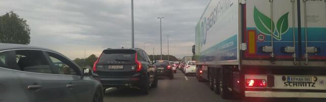 Evo kakvo je stanje na graničnim prelazima: Kamioni na granici s Hrvatskom stoje 12 sati, oglasio se AMSS