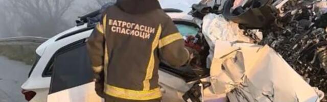 Prve slike stravične nesreće kod Umčara: Dvoje poginulih, jedna osoba hitno prebačena na lečenje