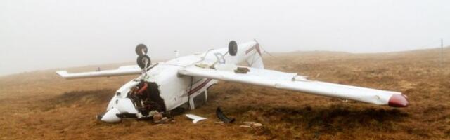 TOTALNI HAOS, AVION ULETEO MEĐU AUTOMOBILE! Dve osobe lakše povređene nakon prinudnog sletanja na prometnu raskrsnicu! (VIDEO)