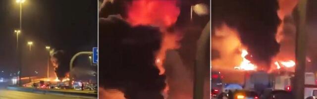 (VIDEO) Pogođena američka ambasada! Ruši se zgrada, krov je pao - požar besni, diže se ogroman stub dima