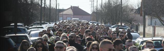 KRENULA POSMRTNA POVORKA! Jauci odzvanjaju Brestačem, MAJKA DOZIVA POGINULOG SINA: "NE DAM TE MOJE DETE!" (VIDEO)