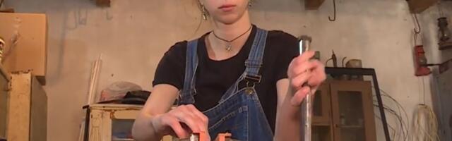 Ana pravi unikatan nakit: Na pijaci nabavlja materijal, seče i šmirgla. Želi da postane arhitekta