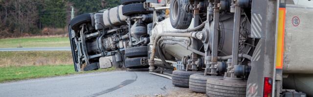 HAOS KOD DRAŽEVCA: Kamion probio ogradu i prešao u suprotan smer