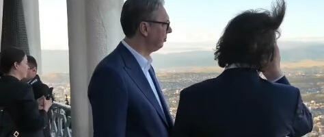 Vučić u vožnji žičarom u Gruziji: “Razmišljam kako da naši gradovi budu lepši i moderniji” (VIDEO)