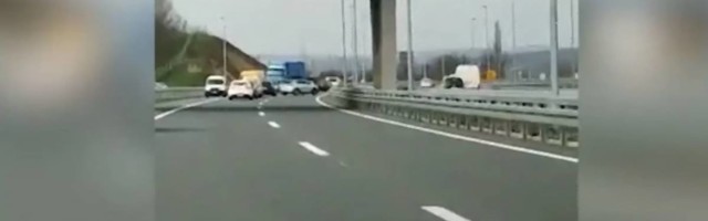 Ovo može samo kod nas: Srbi masovno vozili u kontra smeru i vrištali od smeha