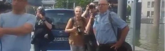 Incident ispred suda u Hagu, muškarac došao s transparentom podrške Mladiću