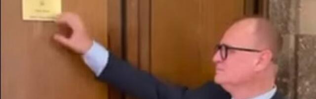 SKINUO SAM PLOČICU SA KANCELARIJE! Napuštam Skupštinu grada, a za saobom ostavljam SAMO DOBRE REZULTATE!