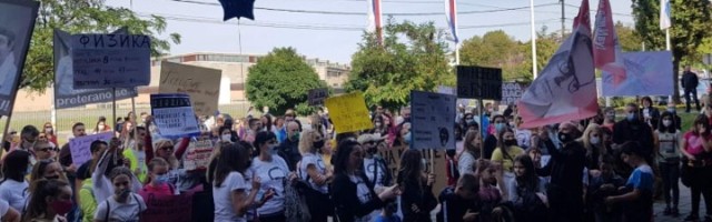 OŠ "Ivo Andrić" u Rakovici "slavi" Dan škole protestom ispred opštine (VIDEO)