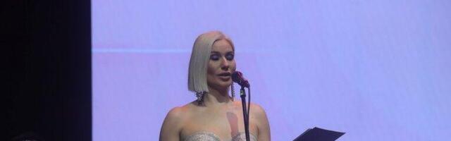PREKINUT KONCERT U SEĆANJE NA ŠABANA ŠAULIĆA: Pojavila se SLIKA SAŠE POPOVIĆA, svi briznuli u plač, voditeljka otkrila šta se desilo! (VIDEO)