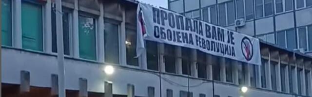 Građani Kule "oslobodili" opštinu i skinuli naprednjački transparent (VIDEO)