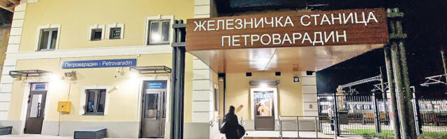 Уво­ди се на­пла­та пар­кин­га у око­ли­ни же­ле­знич­ке ста­ни­це у Пе­тро­ва­ра­ди­ну