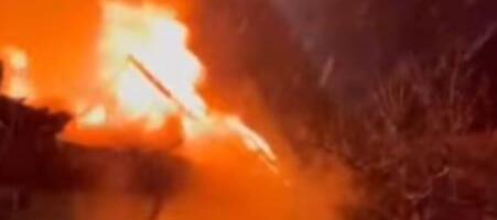 STRAVIČNE SCENE U BUKOVCU! Vatra "progutala" porodičnu kuću, čeka se dolazak vatrogasaca! (VIDEO)