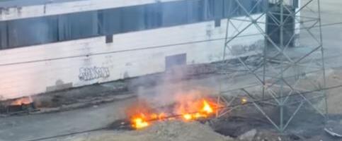 IZBIO POŽAR NA NOVOM BEOGRADU, SUMNJA SE DA JE PODMETNUT: Vatra izbila u krugu starih pogona IMT-a, grupa tinejdžera snimljena kako beži (VIDEO)