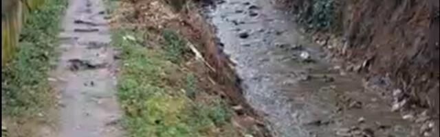 Zemljani sokak pored reke, a reka – kanalizacija (video)