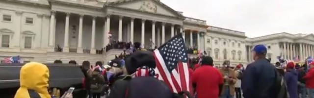 (VIDEO) POČELO JE... TRAMPOVE PRISTALICE NAPALE POLICIJU Stotine ljudi probilo barikade blizu Kongresa, U TOKU EVAKUACIJA!