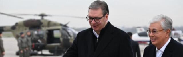 Vučić i Tokajev prisustvovali prikazu vojne opreme i naoružanja na aerodromu u Batajnici