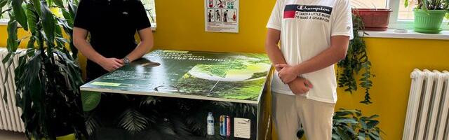 Srednjoškolci Pavle i Andrija napravili pametne kante za razvrstavanje otpada, postavljene u dve osnovne škole u Leskovcu