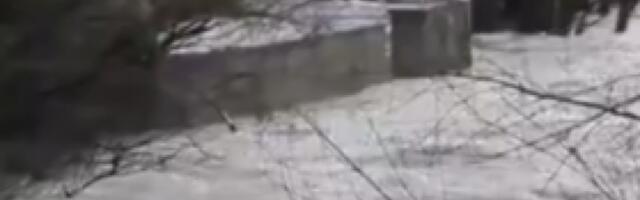 STRAVIČNE POPLAVE U KOMŠILUKU! Voda nosi sve pred sobom, kuće ODSEČENE od sveta! (VIDEO)