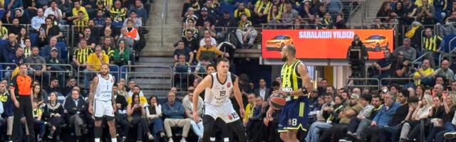 SKANDALOZNA PROVOKACIJA NAVIJAČA FENERBAHČEA! Pogledajte šta su turski navijači poručili tokom meča sa Partizanom