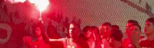 Fudbaler Zvezde nije igrao derbi, ali je burno slavio ispred severa: Zapalio baklju pred Delijama, pa zapevao!