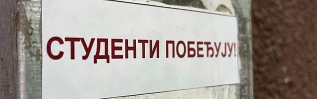 VIDEO: Studenti okačili transparent na Varadinski most, došla policija