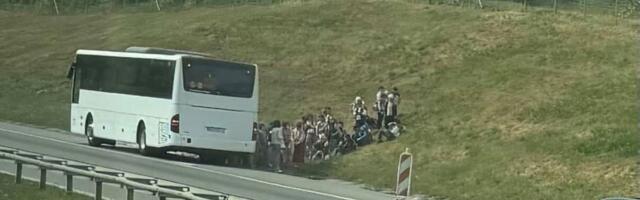 Deca zarobljena kod Beške: Autobus otkazao, mališani čekaju spas