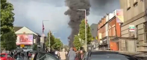 Gori Belfast nakon pokušaja obezglavljivanja na ulici: Neredi besne, pale kuće migranata (VIDEO)