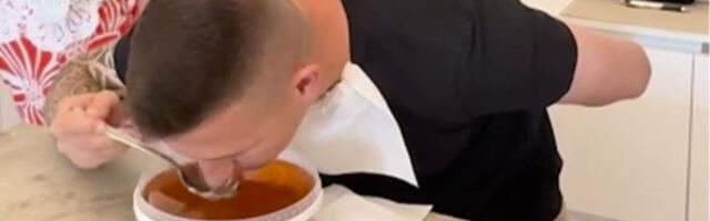 Pojeo više od kilo meda za minut i ušao u Ginisovu knjigu: Bizaran rekord je ogroman napor za organizam, ljudi gledaju i ne veruju (VIDEO)
