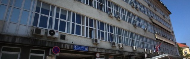 IZBODEN NOŽEM UŠETAO U KBC "ZEMUN"! Nije znao da kaže ko ga je napao!