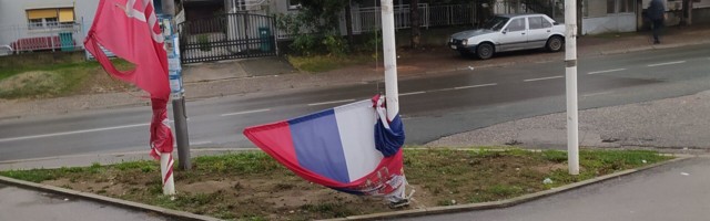 Čitaoci javljaju: Ispred marketa Zlatan trag državna zastava na zemlji