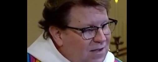 Sveštenik pred vernicima u crkvi saopštio da menja pol: "Neću više da se pretvaram" (VIDEO)