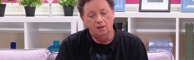 50 godina je na estradi, a kada mu stigne penzija - plače: "Davao sam šakom i kapom, sad poljubim poštara..."