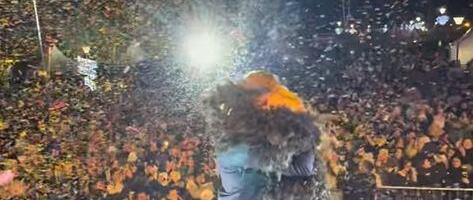 BEKVALČEVA U PONOĆ PALA DRAŠKU U ZAGRLJAJ! Plali poljupci i šampanjac, a evo šta je pevačica poručila nakon dugog zagrljaja sa njim (VIDEO)