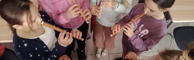 OVAKO SE ČUVA SRPSKA TRADICIJA! Učenici iz Bresnice već treći mesec uče kako da sviraju frulu